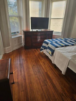 Green-Door Brownstone Private Room - BD 2 Jersey City